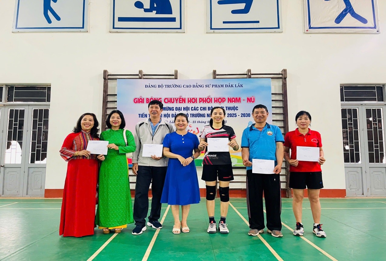 Đảng ủy tổ chức giải bóng chuyền hơi phối hợp nam - nữ